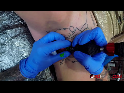 ❤️ Sully Savage, o bunăciune extrem de tatuată, și-a făcut un tatuaj pe clitorisul ei ️❌   at ro.niceporn.ru